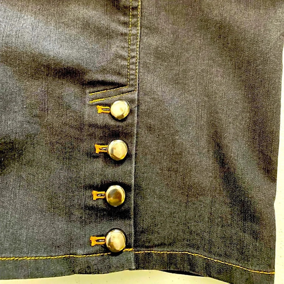 Larry Lavine 12 DARK blue stretch capris. Classic 5 pockets & 4 button accents. - Picture 4 of 8